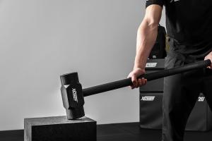 Schwarzer Viking Training Hammer - 8 Kg